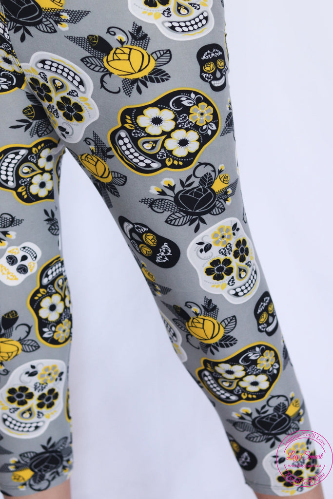 Grey capri leggings printed with sugar skulls
