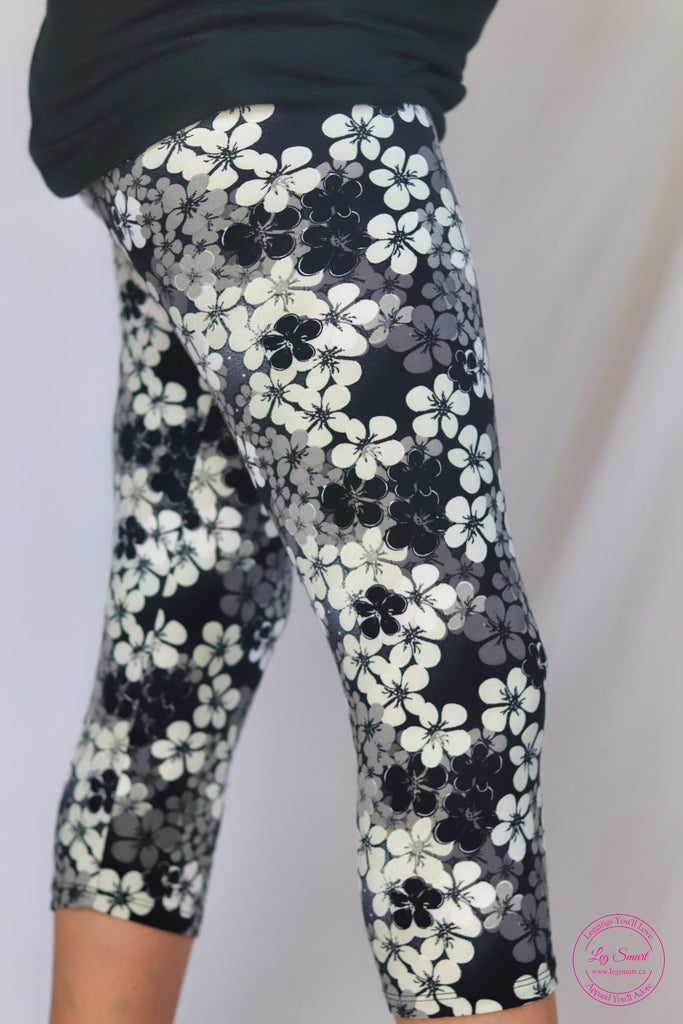 black and white floral printed capri leggings